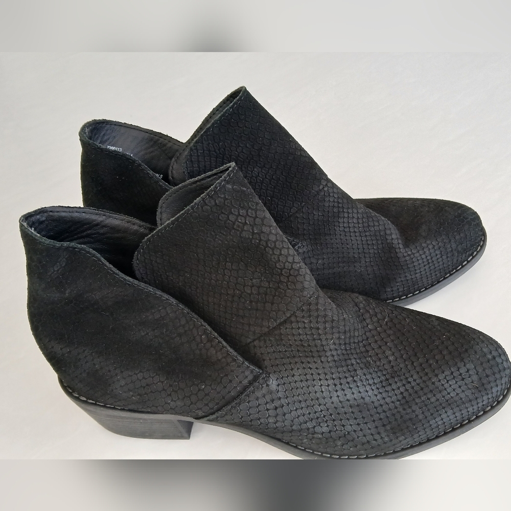 Me Too Black Textured Block Heel Booties – Size 8M – NWOT